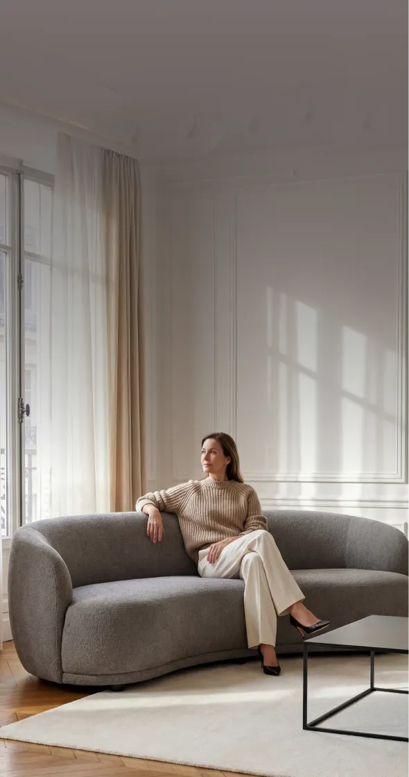 donna su divano in casa di pregio riqualificata energeticamente
