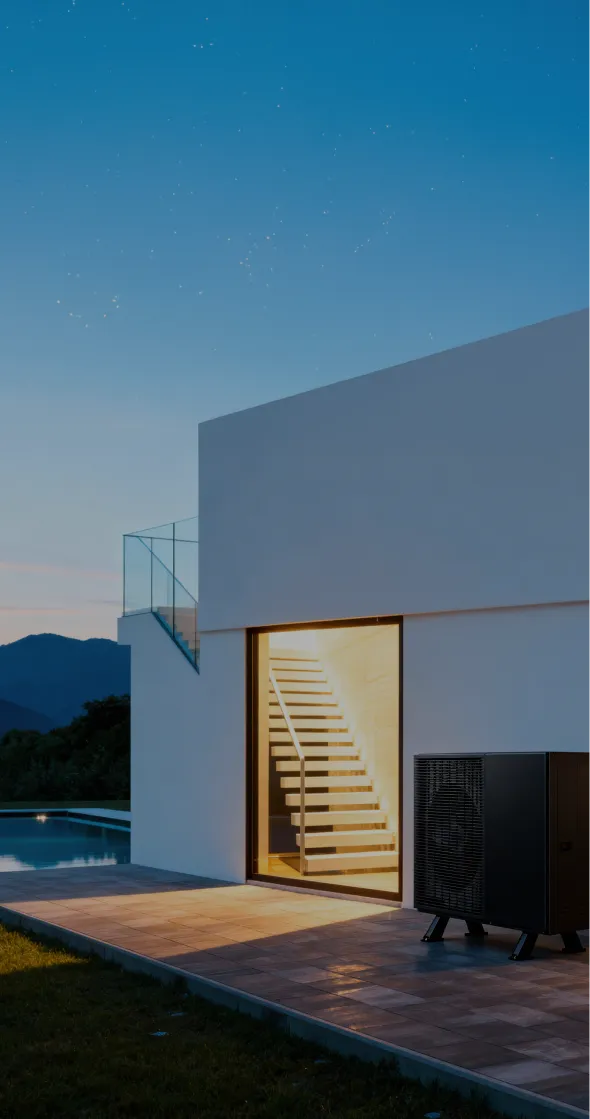 esterno villa con pompa di calore nera