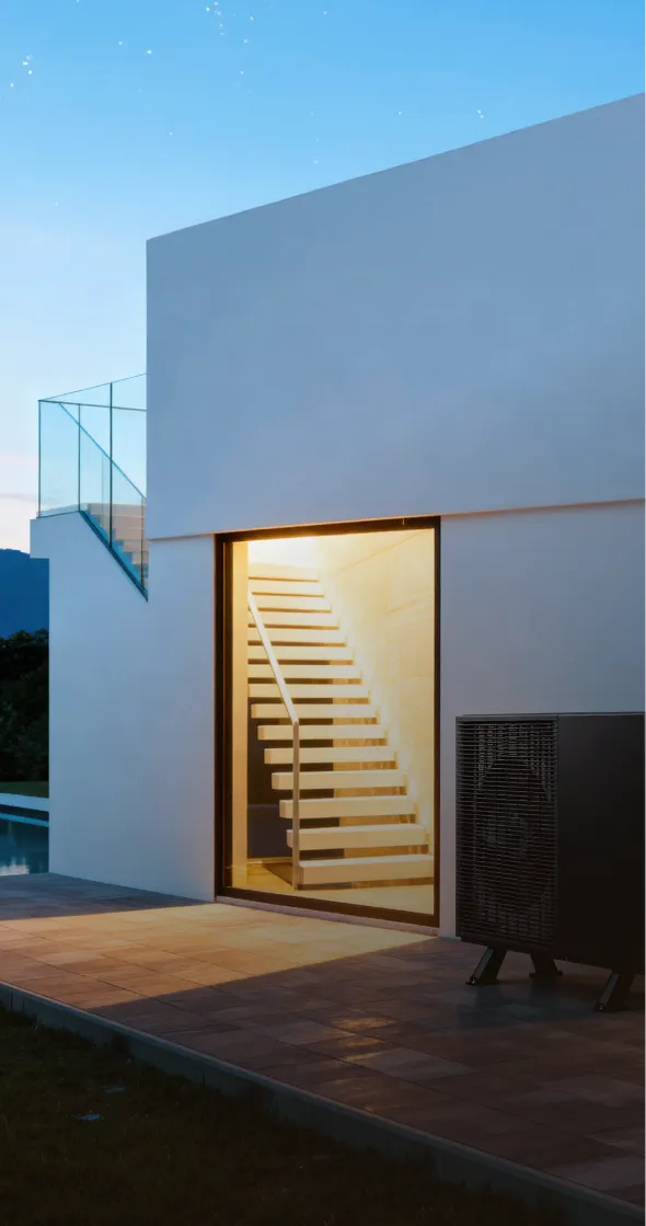 esterno villa con pompa di calore nera